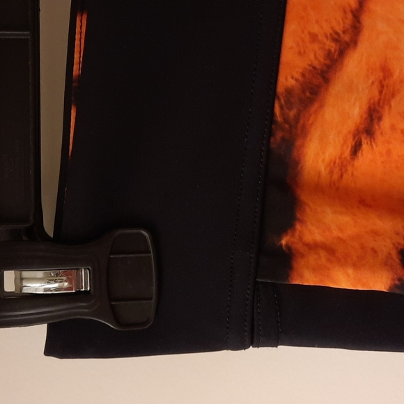 Blackmilk Tiger Stripe Crop Leggings - Picture 8 of 14